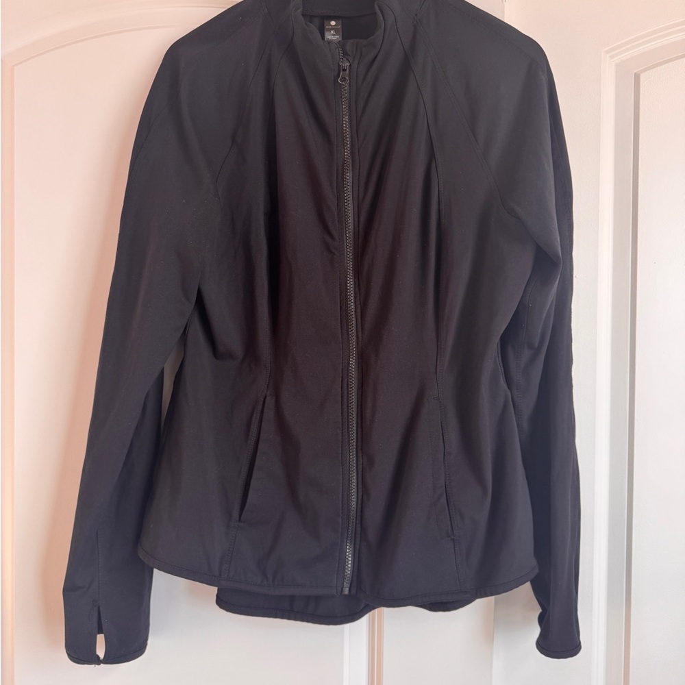 Yogalicious women’s athletic jacket. Size XL.
